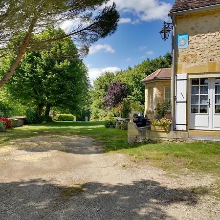 Les Camelias Bed & Breakfast