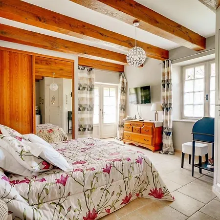 לינה וארוחת בוקר Les Camelias *