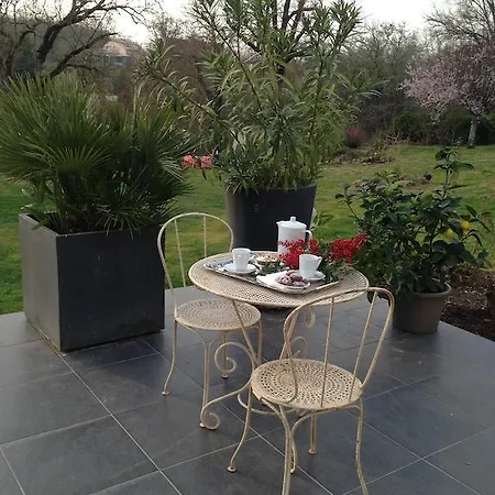 לינה וארוחת בוקר Les Camelias