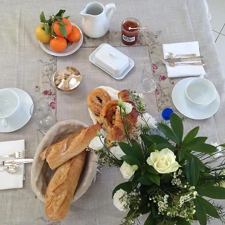 לינה וארוחת בוקר Les Camelias Lalinde