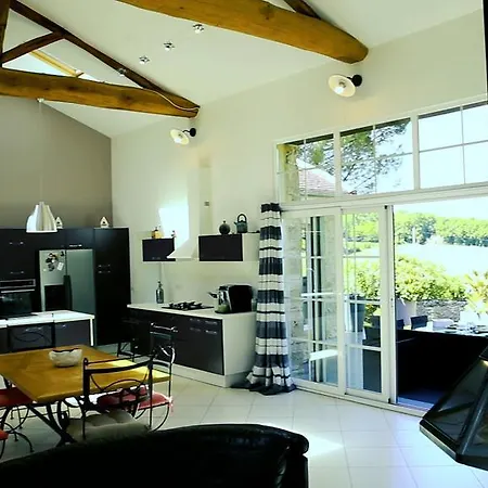 לינה וארוחת בוקר Les Camelias Lalinde